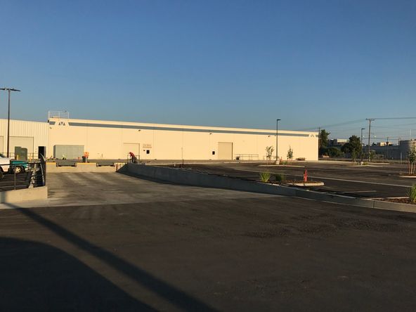 Industrial Manufacturing/Distribution Building w/ Multiple Docks : 8921 W Goshen Ave, Visalia, CA 93291